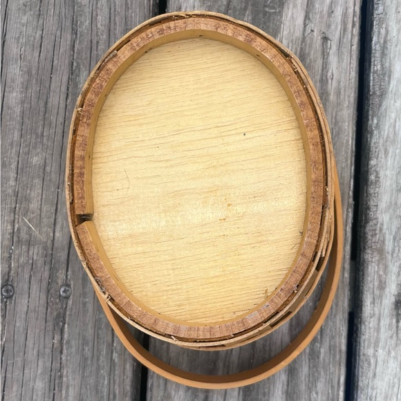 THE LUCKY CLOVER SMALL OVAL WOOD CHIP BASKET WITH HANDLE - Picture 5 of 5